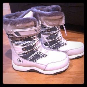 Snow boots